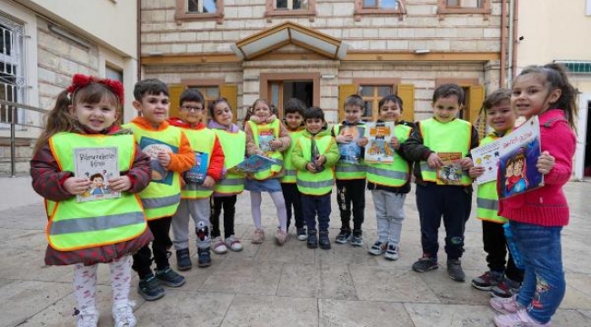 Kitap sevgisi sokaklara taştı! Kitap okumayan çocuk kalmasın