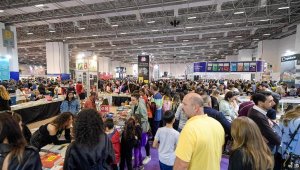 Kitapseverlerden hafta sonu İzmir Kitap Fuarı'na yoğun ilgi