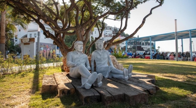 Kuşadası'na Ecevit heykeli! Benziyor mu?