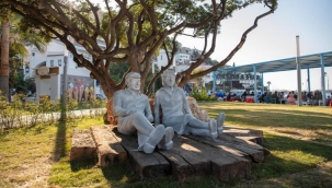 Kuşadası'na Ecevit heykeli! Benziyor mu?