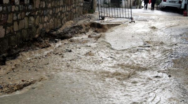 Kuşadası'nda sağanak; yollar dereye döndü, çukurlar oluştu