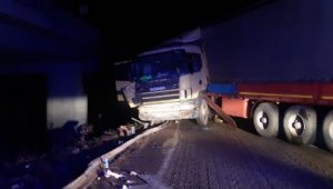 Manisa'da bariyere çarpan TIR kazası: 3 yaralı