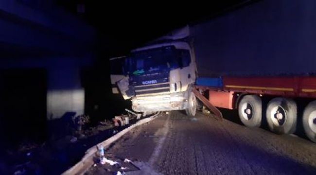 Manisa'da bariyere çarpan TIR kazası: 3 yaralı