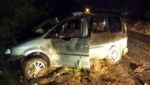 Manisa'da hafif ticari araç takla attı: 2 yaralı