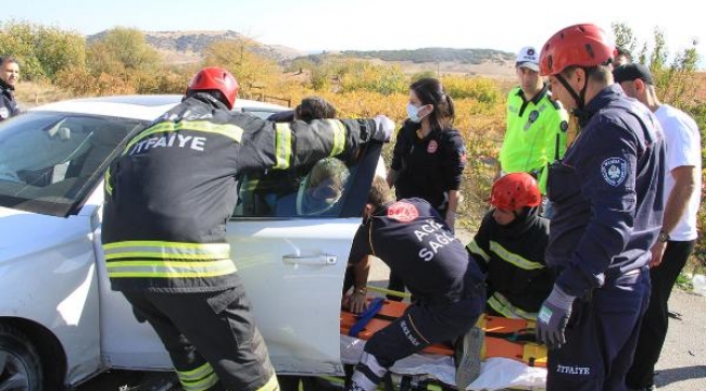 Manisa'da otomobiller çarpıştı: 1'i ağır 4 yaralı