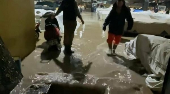 Milas'ta semt pazarı sular altında