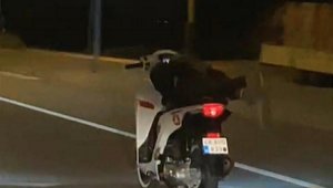 Motosiklet sürücüsünün tehlikeli yolculuğu kamerada