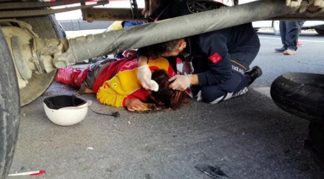 Motosikletli, çarpıştığı kamyonun altında kaldı