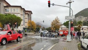 Muğla'da seyir halindeki otomobil, alev alev yandı