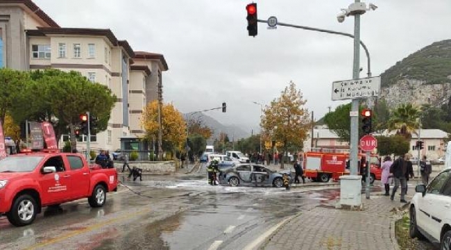 Muğla'da seyir halindeki otomobil, alev alev yandı
