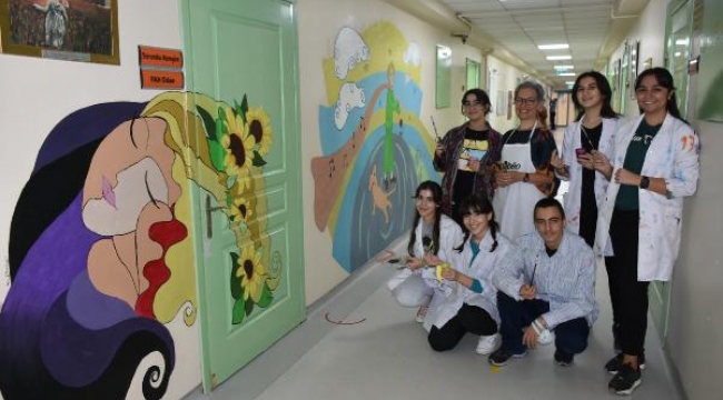 Öğrenciler, hastanedeki çocukların dünyasını resimleriyle renklendirdi