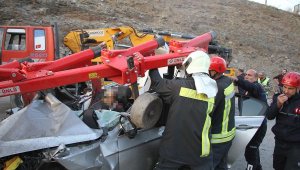 Otomobil pulluk takılı traktöre saplandı: 1 ölü