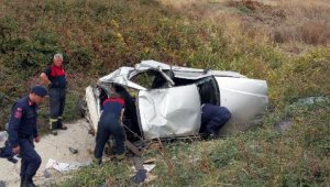 Otomobil şarampole yuvarlandı; 2 yaralı