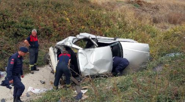 Otomobil şarampole yuvarlandı; 2 yaralı