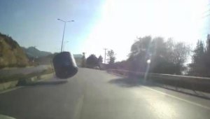 Otomobil sürücüsü son anda kurtuldu