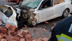 Otomobil, tuğla yüklü kamyona çarptı: 1 ölü