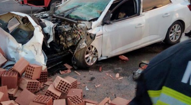 Otomobil, tuğla yüklü kamyona çarptı: 1 ölü