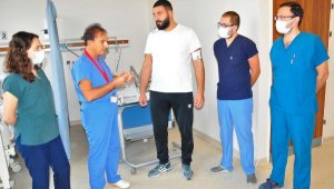 Otomobille TIR'a çarpıp, 2 arkadaşıyla yaralanan başpehlivan taburcu edildi