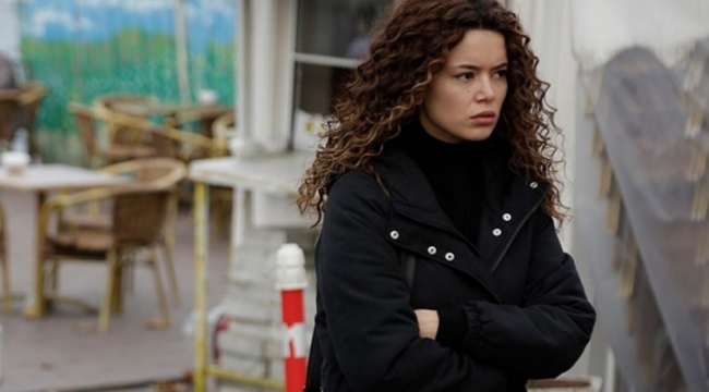 Oyuncu Seray Kaya'dan transparan poz