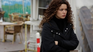 Oyuncu Seray Kaya'dan transparan poz