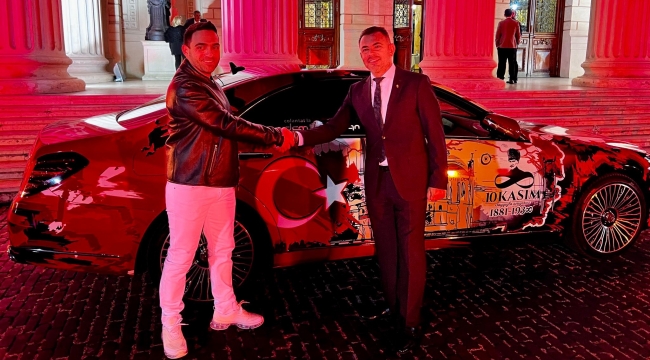 Rumen işadamı otomobilini Türk bayrağı ve Atatürk'le süsledi