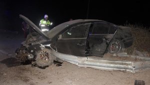 Savrulan otomobil, bariyere saplandı: 2 yaralı