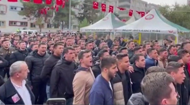 Şehit teğmenin silah arkadaşları taziye ziyaretinde marş söyledi