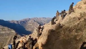 Teröristlerin mağaradan çıkıp teslim oldukları anlar kameraya yansıdı