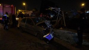 TIR otomobile çarpıp, otobüs durağına daldı