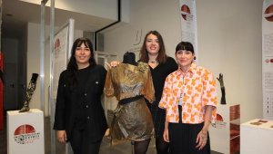 Üç akademisyen bakterilerden elde ettiği selülozla kıyafet üretti