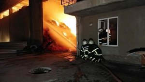 Uşak'ta tekstil firmasının deposunda yangın çıktı