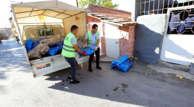 Üşümeyecekler! Bayraklı'da ihtiyaç sahiplerine yakacak desteği