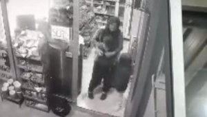 Bakkal kadın, çocuğu 'Heimlich' ile kurtardı!