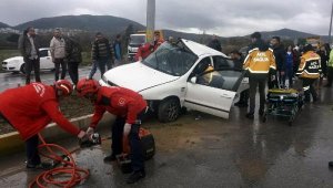 5 kadın öğretmen direğe çarptı!