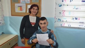 7 kez kas ameliyatı geçiren serebral palsili Selim, engelleri şiirle aşıyor