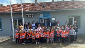 Anaokulu öğrencileri, köy okulunun tadilatı için para topladı