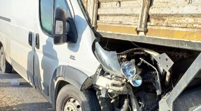 Aydın Çine'de minibüs, kamyona çarptı: 2 ölü