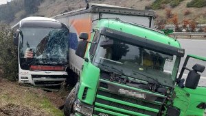 Aydın'da TIR, yolcu otobüsüne çarptı: 4 yaralı