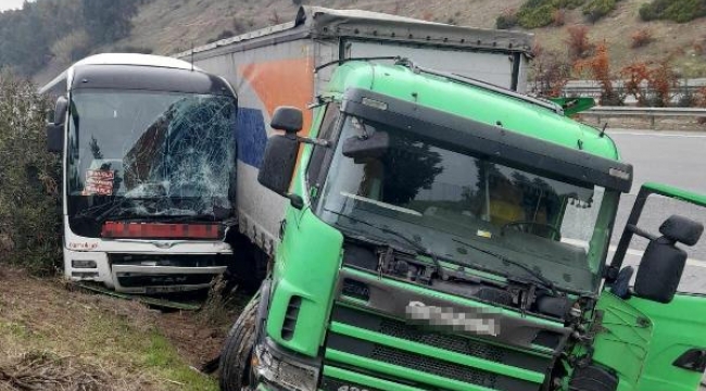 Aydın'da TIR, yolcu otobüsüne çarptı: 4 yaralı