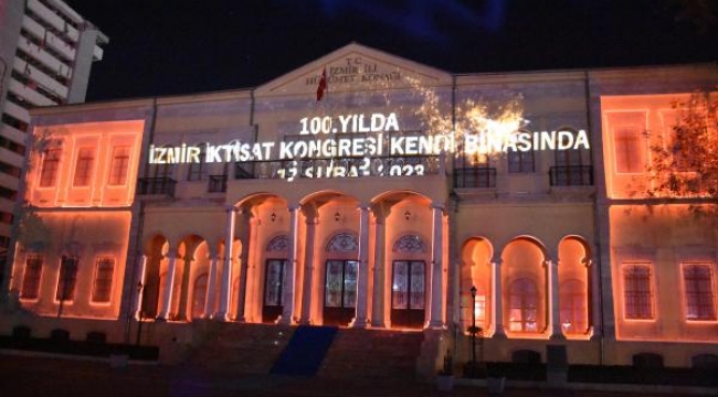 Bakan Nebati, İzmir'de İktisat Kongresi'ne özel ışık gösterisini izledi