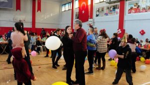 Balçova'da engelsiz yeni yıl partisi yapıldı! Başkan da piste çıktı