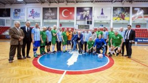 Basın Ligi'nin dostluk maçında başlama vuruşu Başkan Soyer'den