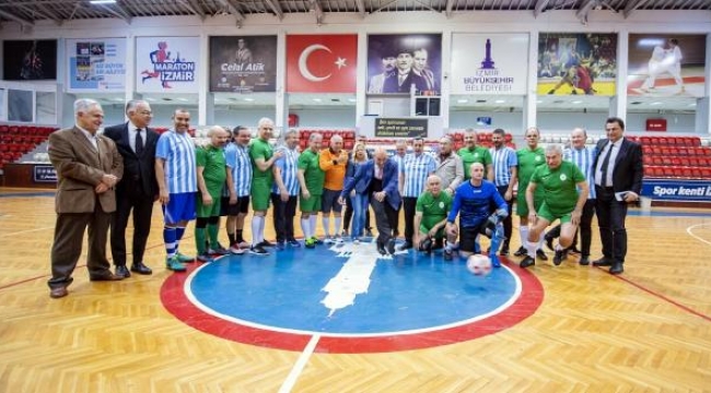 Basın Ligi'nin dostluk maçında başlama vuruşu Başkan Soyer'den