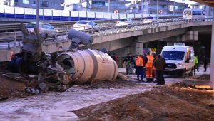 Beton mikseri viyadükten uçtu, sürücü hayatını kaybetti