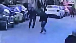 Bıçakla öldürüldü; olay anı kamerada