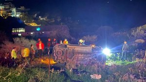 Bodrum'da otomobil, şarampole yuvarlandı