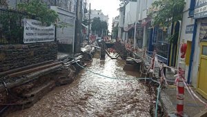 Bodrum'da sokaklar suyla doldu