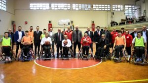Bornova'da liseliler, engelli basket takımıyla maç yaptı