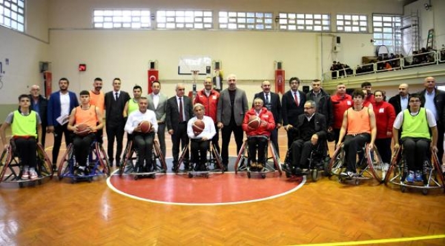 Bornova'da liseliler, engelli basket takımıyla maç yaptı