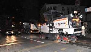 Bornova'da sokaklar ve caddeler gece gündüz asfaltlanıyor